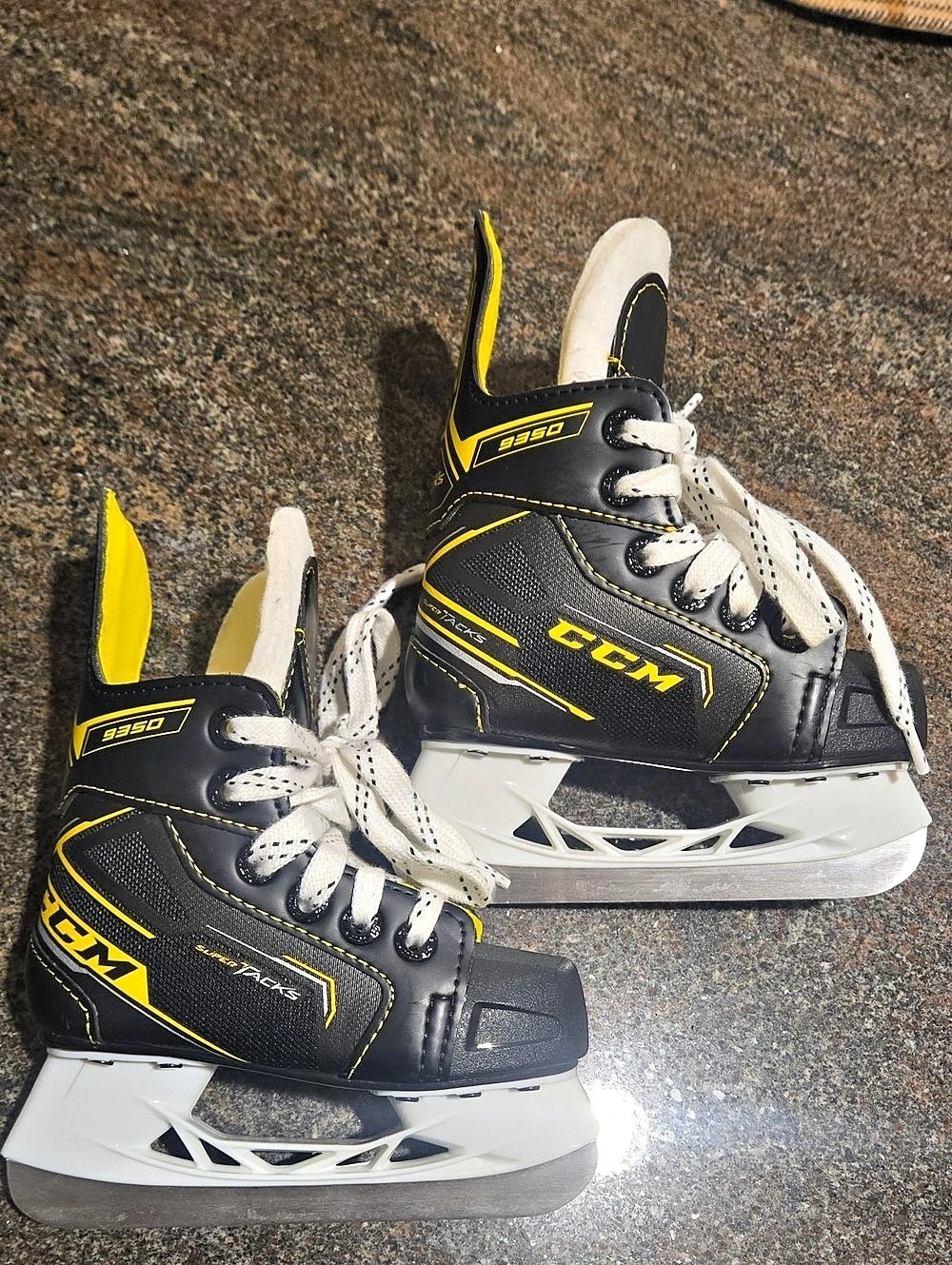 CCM Super Tacks 9350 Youth Ice Hockey Skates